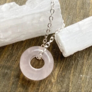 DAINTY ROSE QUARTZ 925 STERLING SILVER NECKLACE